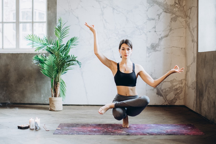 Bikram Yoga Nedir, Nasıl Yapılır? | Bikram Yoga Faydaları - Skechers Blog