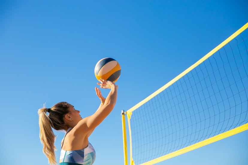 Plaj Voleybolu ile Salon Voleybolu Arasındaki Temel Farklar Nelerdir?