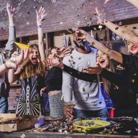 After Party Elbisesinin Altına Spor Ayakkabı Seçimi