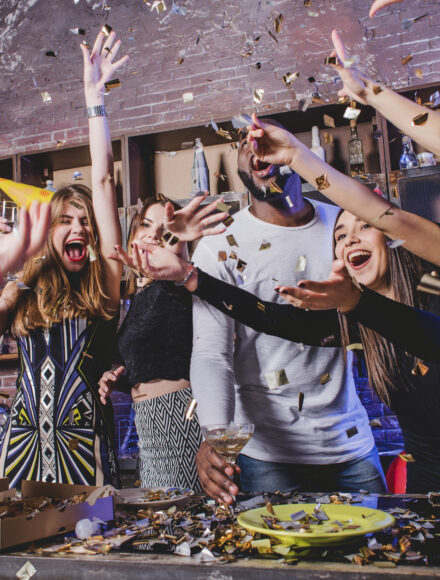 After Party Elbisesinin Altına Spor Ayakkabı Seçimi